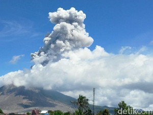 Gunung Sinabung Kembali Erupsi, Kolom Abu Capai 2.300 Meter