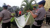 Beberapa anggota Brimob menggulung tenda yang sebelumnya digunakan massa pendukung Ahok.