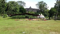 Sekitaran Borobudur, tepatnya area perayaan Waisak semalam hari ini masih dibersihkan dan tenda dibereskan. Seperti di Aksobhya ini, yang menjadi lokasi pelepasan lampion (Kurnia/detikTravel)