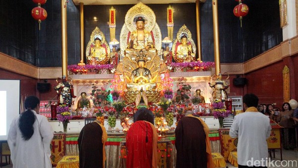 Umat Buddha Rayakan Waisak di Vihara Avalokitesvara
