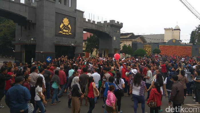 Massa Pro-Ahok dari Balai Kota Tiba di Mako Brimob