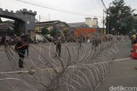 Kawat berduri di depan Mako Brimob Kelapa Dua.