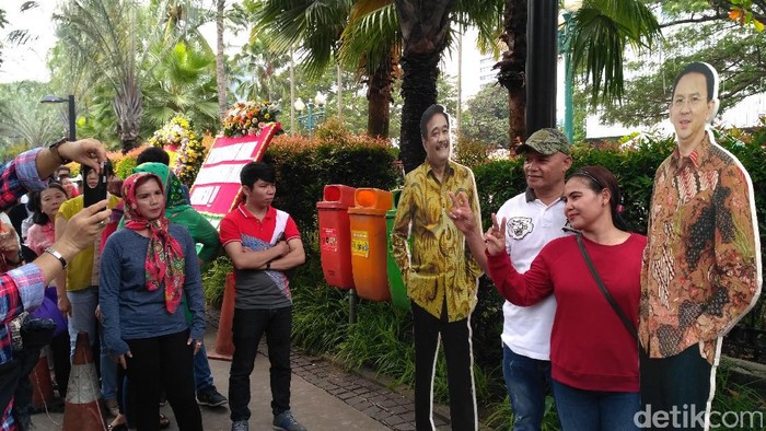 Warga Ingin Berfoto, Ahok-Djarot Dikeluarkan dari Balai Kota