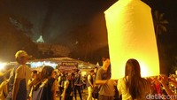 Api pun menyala. Wisatawan akan diminta untuk memegang ujung bawah lampion sembari menunggu api siap (Kurnia/detikTravel)