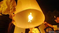 Sambil menunggu api siap, doa dan harapan pun diucapkan. Traveler tetap harus memegangi lampion dengan benar(Kurnia/detikTravel)