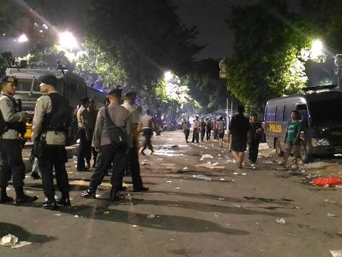 Polisi berjaga usai massa pro ahok membubarkan diri