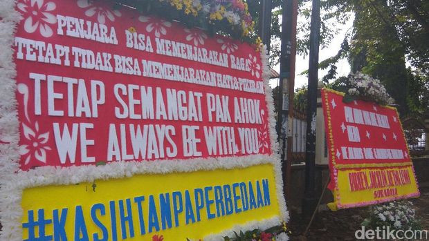 Karangan Bunga untuk Ahok Dipajang di Polresta Depok