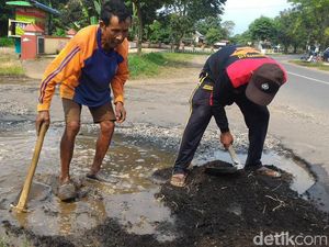 Cerita Kakek dan Polisi di Pekalongan Bahu Membahu Tambal Jalan