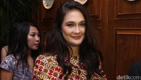 Luna Maya mengenakan dress batik dengan aksen pada bagian pundak. Foto: Hanif/detikHOT