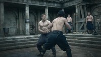Arthur pun menjalani hidupnya dengan sangat berat dan tak layak akibat terbuang dari kerajaannya tersebut. (Dok. Warner Bros Pictures)