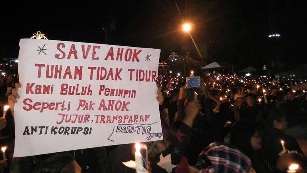 Spanduk pendukung Ahok di Danau Toba.