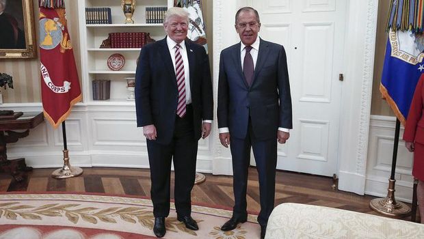 Foto pertemuan Trump dengan Menlu Rusia Sergei Lavrov yang dirilis kantor berita TASS