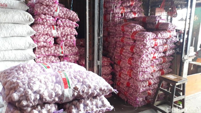 Pasokan bawang putih di Pasar Kramat Jati berkurang karena kiriman dari Chinan seret.