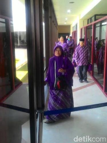 Salah satu jamaah umroh kembali ke Bandara Juanda setelah terbang 1 jam