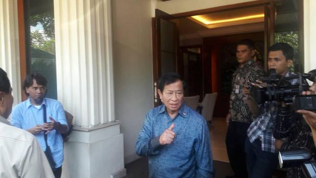 Agum Gumelar berbatik biru di kantor Wiranto