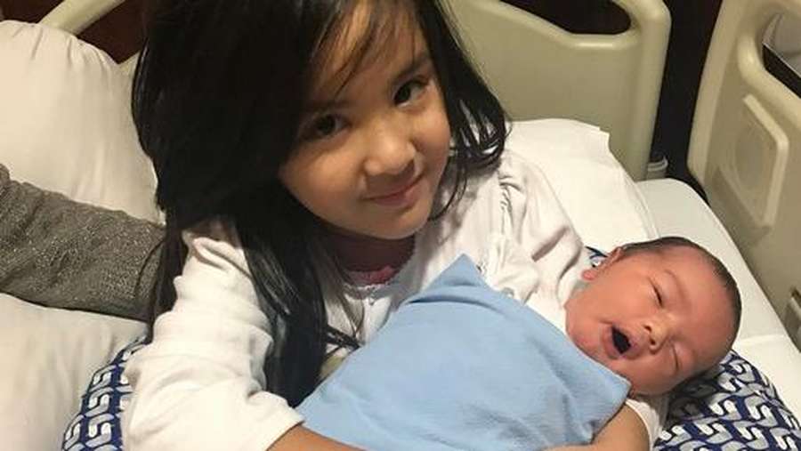 Lucunya Mikhayla Bakrie Bersama Adik Bayi