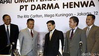 Dirut PT Darma Henwa Tbk Faisal Firdaus, Komisaris Suadi Atma, Direktur Ivi Sumarna Suryana, Direktur Agus Effendi dan Direktur Djajeng Pristiwan Andalaswanto, berfoto bersama usai Rapat Umum Pemegang Saham Luar Biasa di Jakarta, Jumat (12/5/2017).