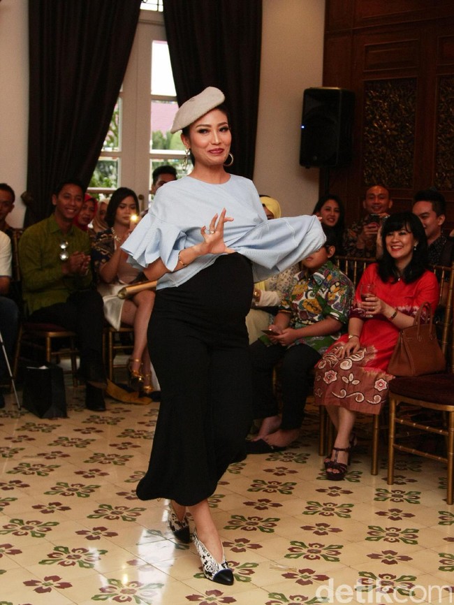 Ayu Dewi sedang lenggak lenggok di Plataran Menteng. Jakarta Pusat. [Foto: Mohammad Abduh/Wolipop]