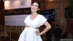 Lenggak Lenggok Ayu Dewi dengan Perut Hamil Besar