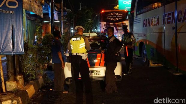 Dalam 2 jam, 136 bus dan truk ditilang.