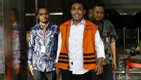 Bupati Buton nonaktif Samsu Umar Abdul Samiun bersiap menjalani pemeriksaan di gedung KPK, Jakarta, Jumat (12/5/2017).