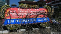 Mereka menbawa karangan bunga.