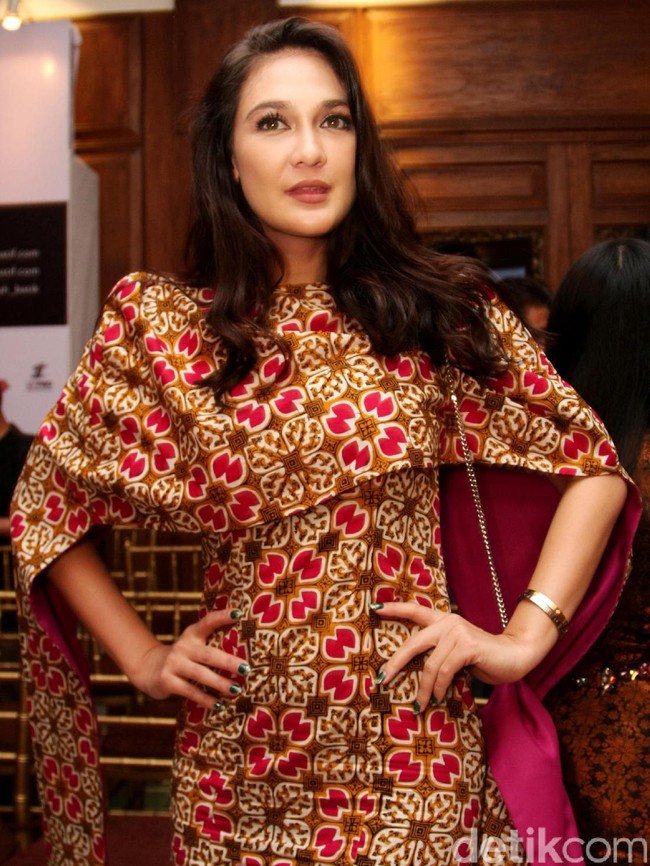 Gaya Luna Maya di fashion show luna habit di Plataran Menteng. Jakarta Pusat. [Foto: Mohammad Abduh/Wolipop]