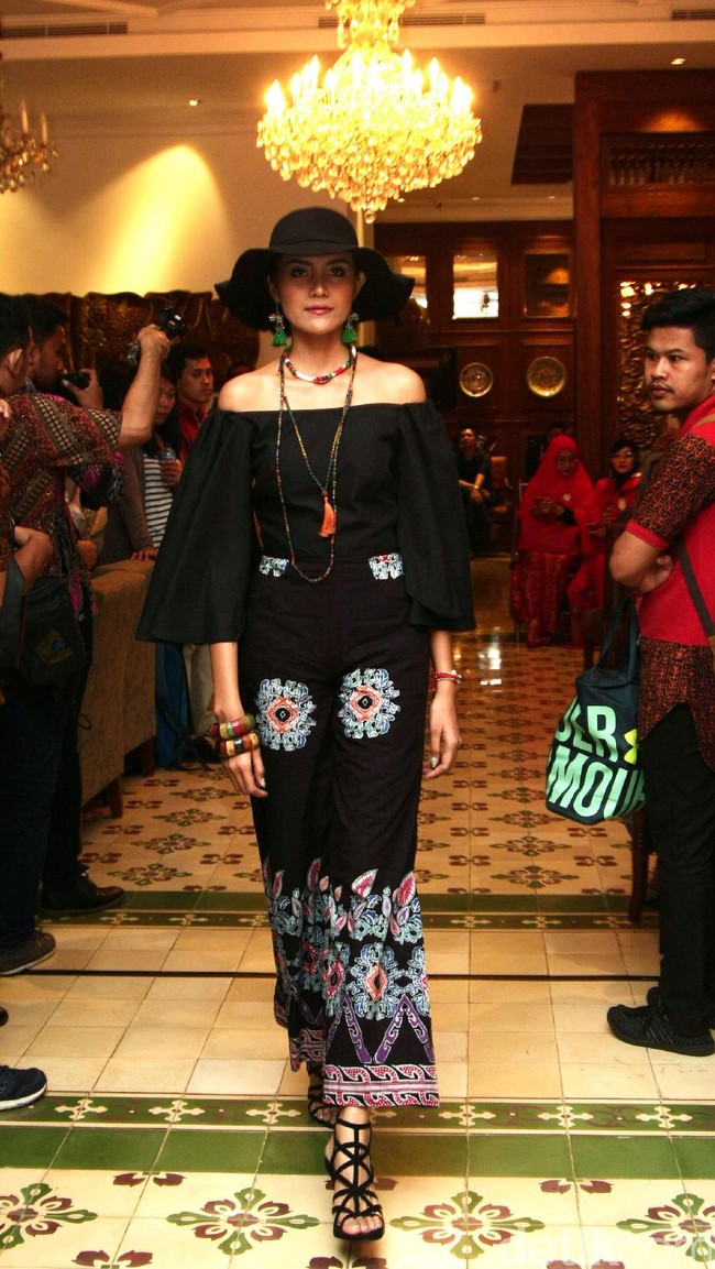 Brand Ambah Batik melangsungkan koleksi terbarunya di Plataran Menteng. Jakarta Pusat. [Mohammad Abduh/Wolipop]