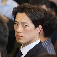 Tahun lalu, pengawal Moon Jae-In juga sempat bikin heboh. Sang pengawal yang tidak diketahui namanya itu disebut-sebut netizen mirip aktor aktor Jung Woo Sung. (Foto: Dok. All K Pop)