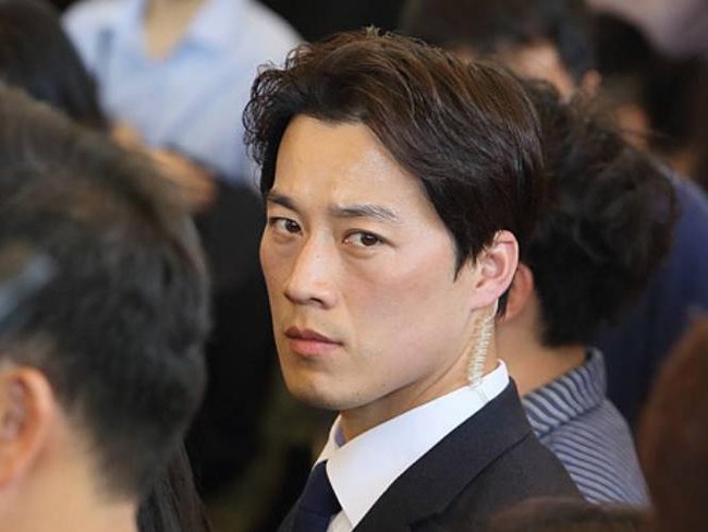 Tahun lalu, pengawal Moon Jae-In juga sempat bikin heboh. Sang pengawal yang tidak diketahui namanya itu disebut-sebut netizen mirip aktor aktor Jung Woo Sung. (Foto: Dok. All K Pop)