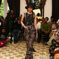 Brand Ambah Batik melangsungkan koleksi terbarunya di Plataran Menteng. Jakarta Pusat. [Mohammad Abduh/Wolipop]