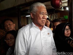 Mendag Cek Pasokan Sembako di Pasar Kramat Jati Pasca Kebakaran