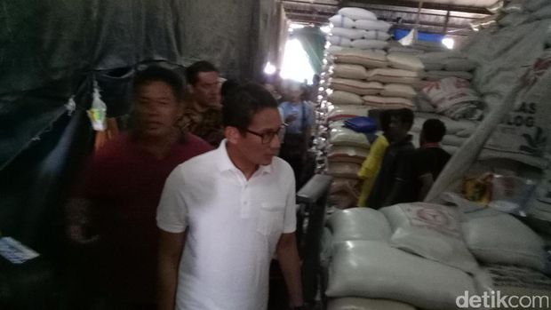  Sandiaga Uno mendatangi Pasar Induk Cipinang guna memantau stok dan harga beras jelang ramadan, Jumat (12/5/2017)