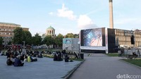 Di salah satu sudut terdapar videotron yang menampilkan berbagai film.