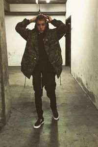 David Beckham Sampai Kanye West, Selebriti Berjaket Militer ala Jokowi