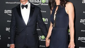 Meski kaya raya, di mana kini duitnya ditaksir Rp 1.080 triliun, Bezos tak pernah berpaling dari sang istri. Foto: Getty Images