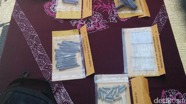 Barang bukti yang diamankan dari pelaku.