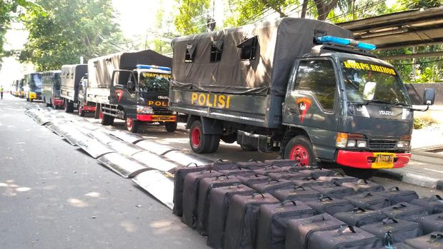 Tameng dan mobil water cannon bersiaga di depan PT DKI