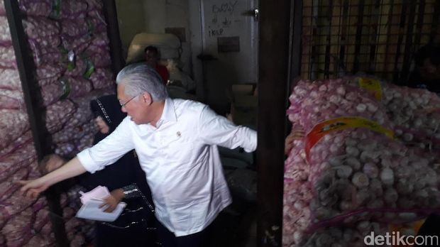 Mendag cek harga bawang putih di Pasar Induk Kramat Jati