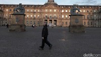 Di bagian ujung ada sebuah alun-alun kota serta Istana Stuttgart.