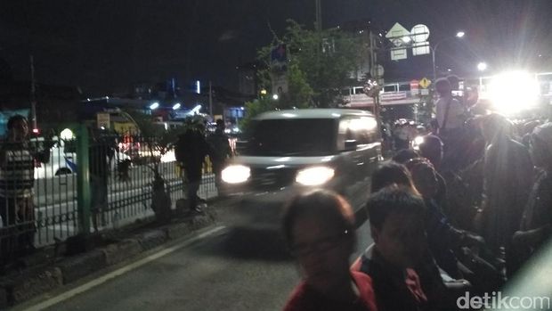 Polisi membubarkan massa pro Ahok di depan Pengadilan Tinggi DKI Jakarta.