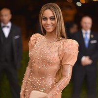 Rambut tebal dan bervolume Beyonce ternyata bukanlah rambut aslinya. Beyonce kerap menggunakan wig, terlebih lagi saat ia konser. Foto: Getty Images
