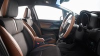 Perubahan juga ada pada interiornya. Honda Jazz terbaru di Jepang ini menggunakan jok kulit coklat dan suede serta trim piano black di sekitar tuas transmisi.