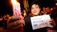 Mereka meneriakkan tuntutan agar Ahok dibebaskan dari penjara.