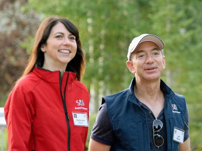 Bezos dan istrinya MacKenzie. Foto: Getty Images Bezos dan istrinya MacKenzie. Foto: Getty Images