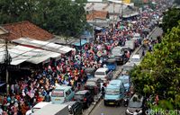 Pedagang di Trotoar Tanah Abang