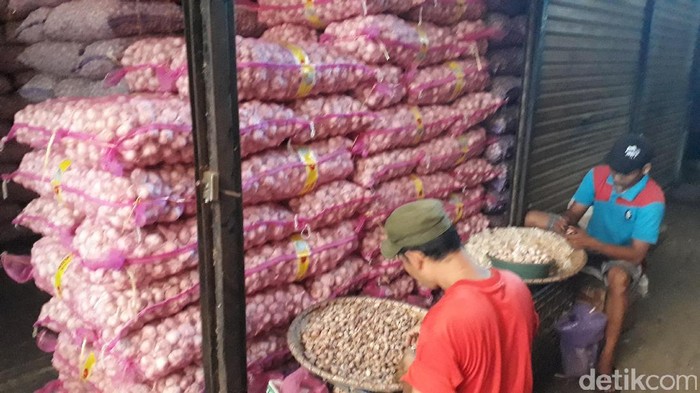 Pasokan bawang putih di Pasar Kramat Jati berkurang karena kiriman dari Chinan seret.