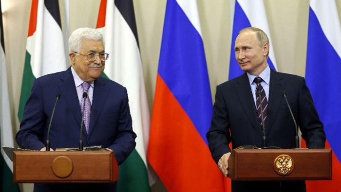 Russian President Vladimir Putin (R) and Palestinian leader Mahmud Abbas take part in a videoconference with Bethlehem following a meeting at the Bocharov Ruchei residence in the Black sea resort of Sochi on May 11, 2017 (AFP Photo/YURI KOCHETKOV)