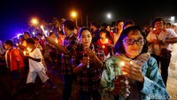 Seperti di Jakarta, sejumlah massa pendukung melakukan aksi simpatik dengan menyalakan lilin.