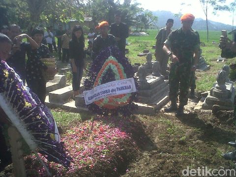 Tangis Keluarga Pecah dalam Pemakaman Praka Yuda